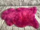 Ekte Svenske saueskinn / lammeskinn i Bold Pink farge thumbnail