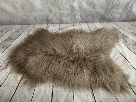 Ekte Islandske Saueskinn i  Taupe farge -langhåret