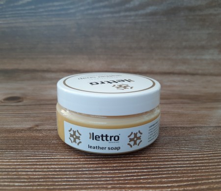 Leather soap for rengjøring av sko, saler, jakker, lærvarer, bilseter og møbler i glatt skinn.