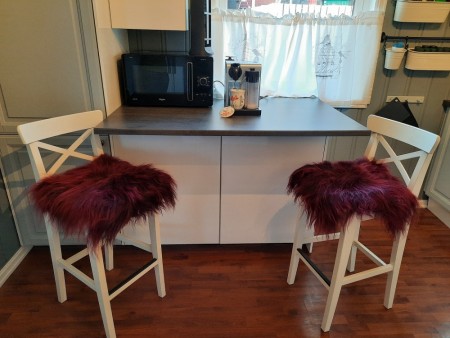 Sitteunderlag av Ekte Islandske Saueskinn - Burgundy Brisa farge