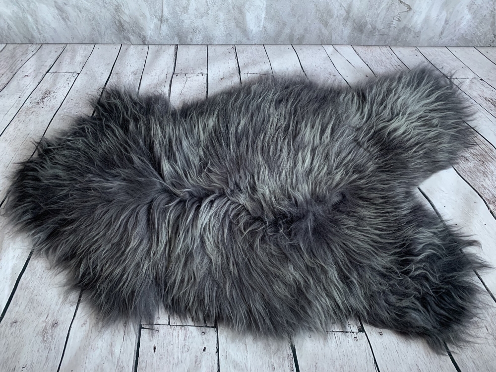 Karakteristisk for disse saueskinnene er den meget fine kvaliteten og den vakre lange ullen som er 10-20 cm lang.