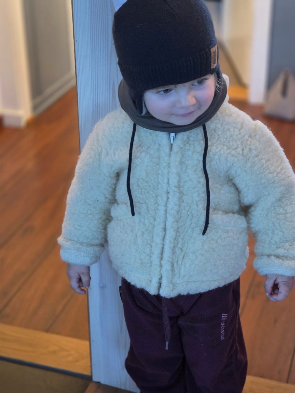 Merinoull jakke for barn er et forslag for barn som verdsetter varme, komfort og sunn avslapning. Merinoullen som produktet vårt er laget av, lever og reagerer på skiftende omgivelsestemperaturer