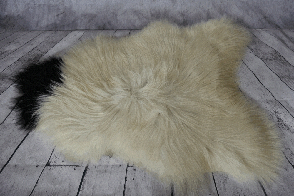Karakteristisk for disse saueskinnene er den meget fine kvaliteten og den vakre lange ullen som er 10-20 cm lang. Størrelse I (lengde 110-120 cm)