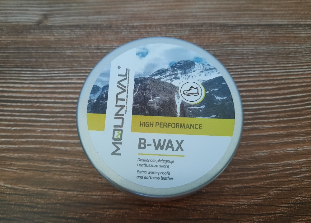 B-WAX er et pleiemiddel for glatt lær, kornet skinn og syntetiske lærsko. B-WAX beskytter, nærer og myker skinnet og gir det høy glans. Gir vanntetthet og beskyttelse mot skader. B-WAX er et naturlig produkt som er grunnleggende for bivoks.