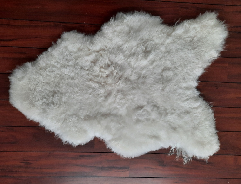 Karakteristisk for disse saueskinnene er den meget fine kvaliteten og den vakre korte ullen som er 5 cm lang.